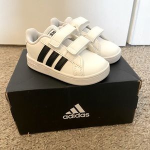 Toddler Adidas brand new gym shoe! Size 5 and perfect condition!